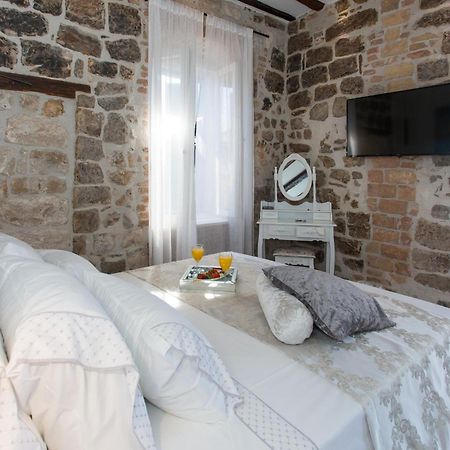 Seafront Apartment In Historical Cippico Castle Kaštela Extérieur photo