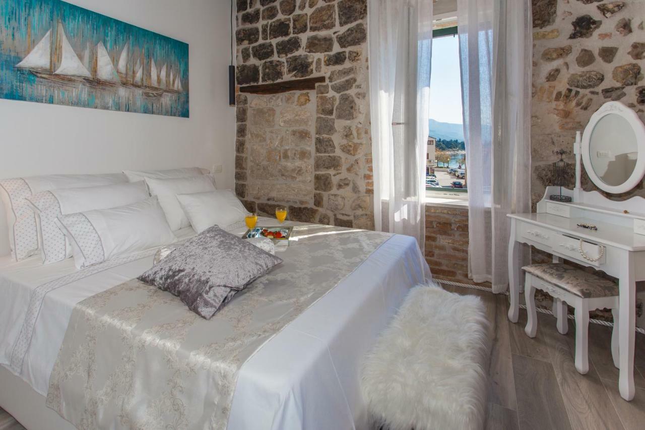 Seafront Apartment In Historical Cippico Castle Kaštela Extérieur photo