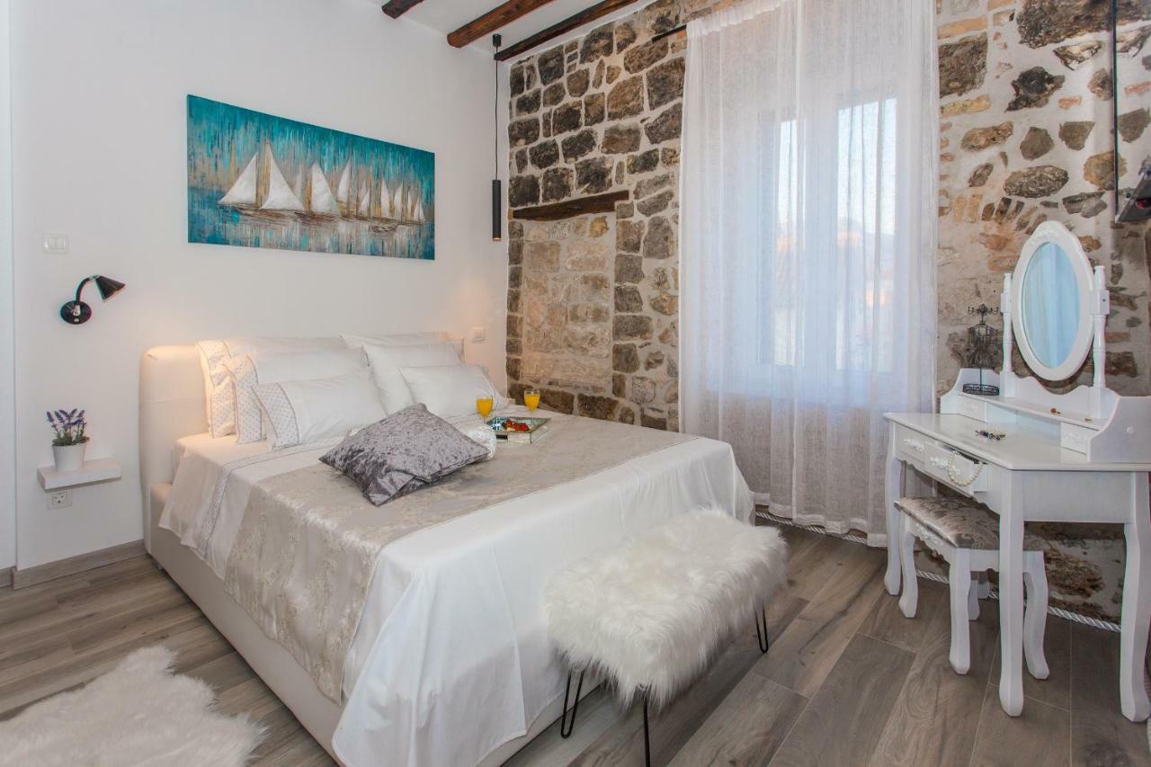 Seafront Apartment In Historical Cippico Castle Kaštela Extérieur photo