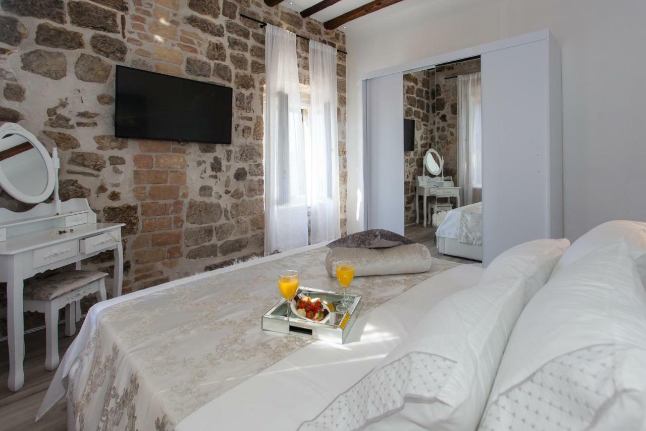 Seafront Apartment In Historical Cippico Castle Kaštela Extérieur photo