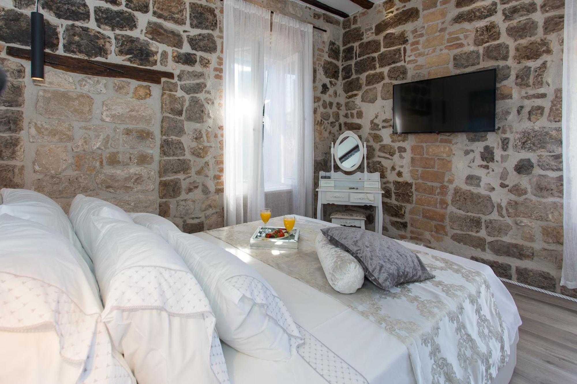 Seafront Apartment In Historical Cippico Castle Kaštela Extérieur photo