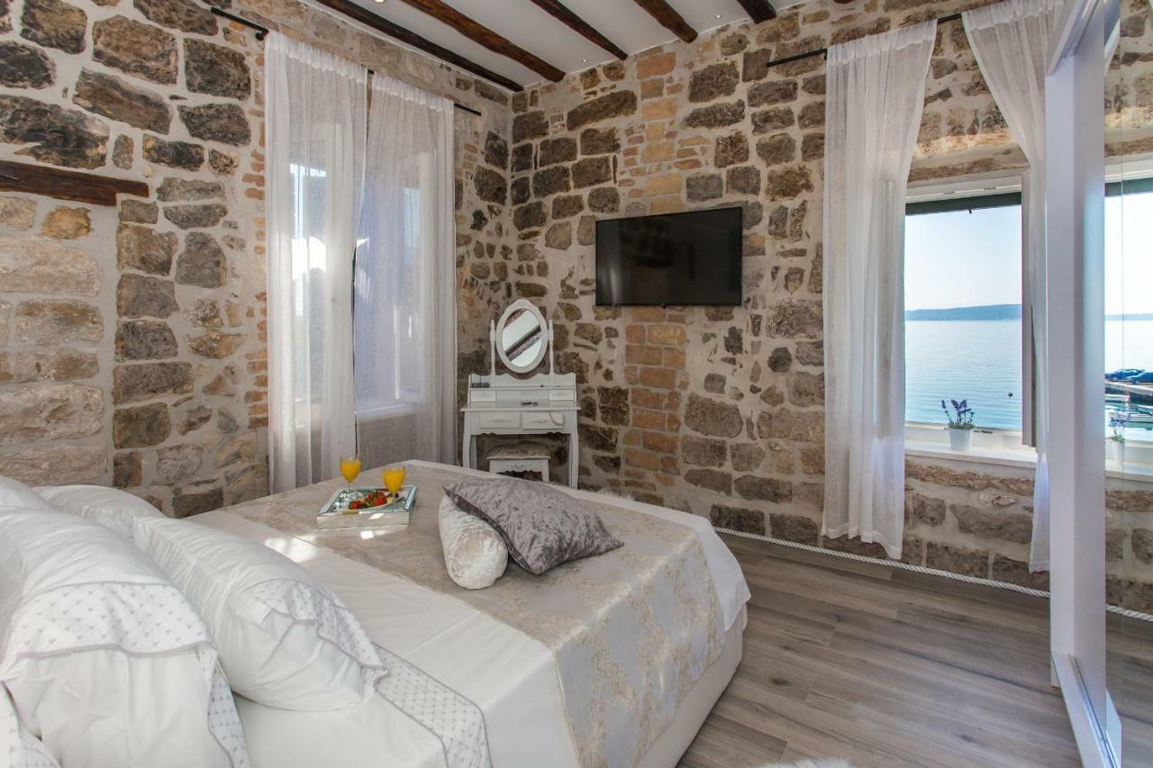 Seafront Apartment In Historical Cippico Castle Kaštela Extérieur photo